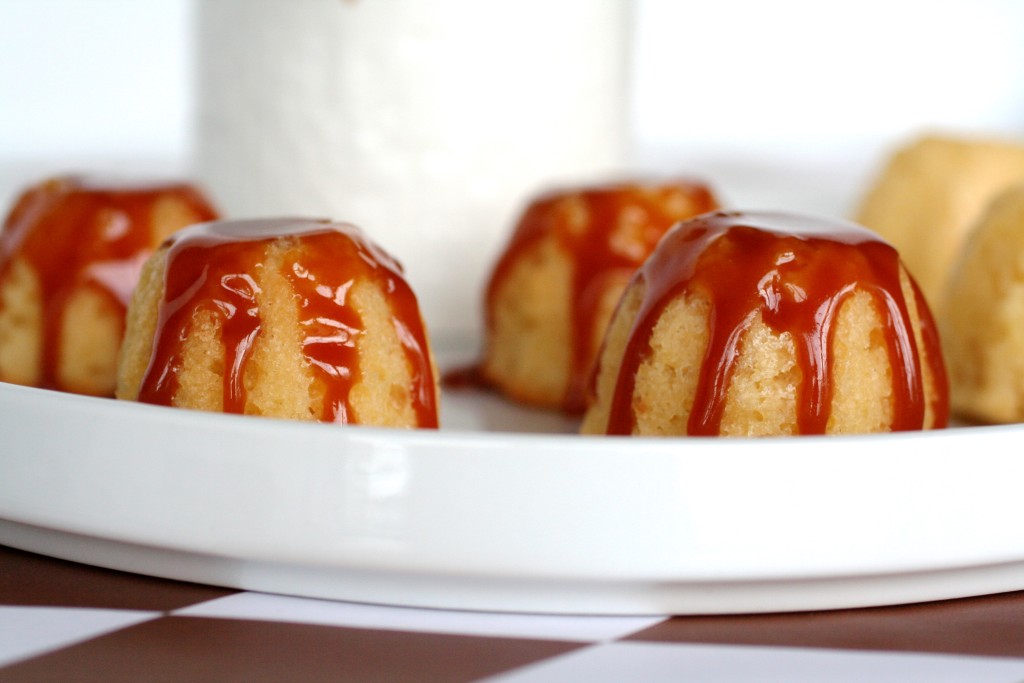 Miniature vanilla cakes with caramel sauce - recipe